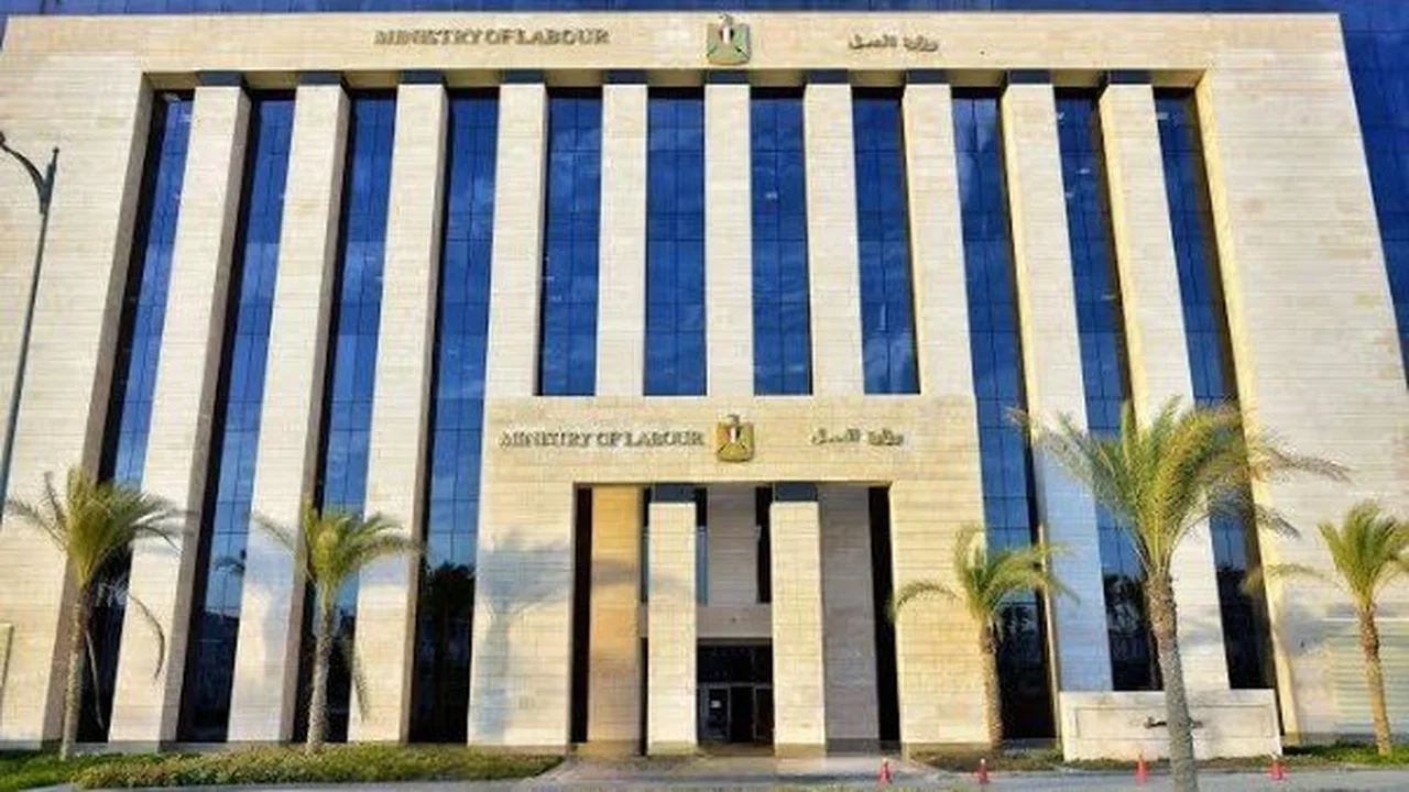 تحذير لعمال لبنان.. وزارة العمل تحدد موعداً نهائياً لتسوية الأوضاع قبل 31 مارس